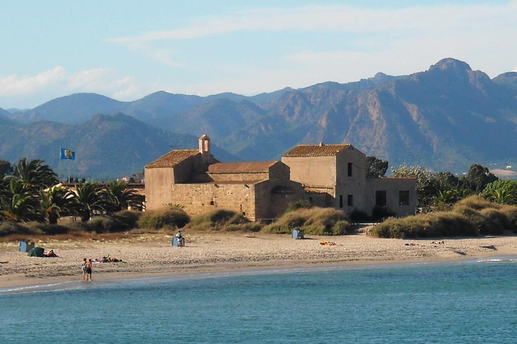 Chiesa e spiaggia di S.Efisio